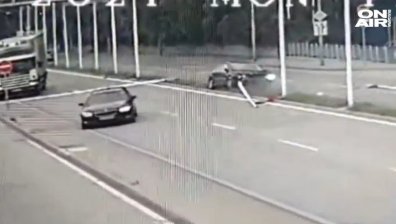 Кола отнесе пилони със знамена на главния път София-Варна (+ВИДЕО)