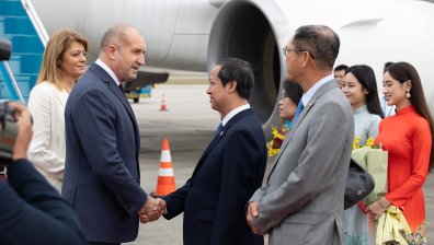 Румен Радев пристигна във Виетнам със съпругата си (+СНИМКИ)