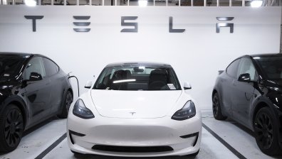 Tesla спира производството на един от моделите си, обезщетяват работниците