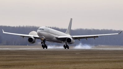 Самолет изгуби част от двигател, кацна аварийно в Богота
