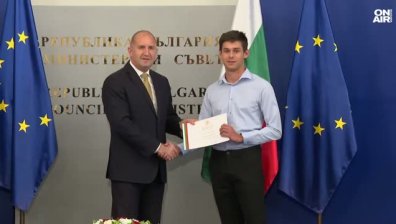 Радев награди медалистите ни от международни олимпиади по природни науки