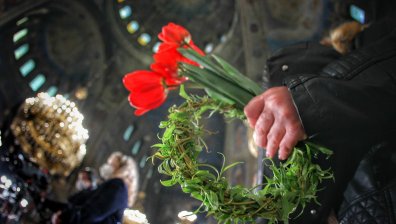 Цветница е! Хиляди българи празнуват (ОБНОВЕНА)
