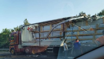 Блокиран трафик по пътя за морето - ударили са се два ТИР-а, единият гори