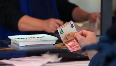 Нищожните лихви по депозитите накараха европейците да изтеглят милиарди от банките