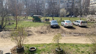 Всекидневно се паркира в зелени площи в ж.к. "Дружба" 1 в София