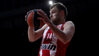 "Олимпиакос" падна драматично от "Валенсия" въпреки Везенков