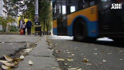 78-годишната жена, влачена от автобус, все още е с опасност за живота