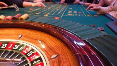 Как онлайн казината гарантират справедливост за своите играчи?