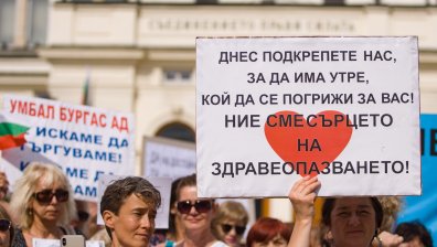Медици от цялата страна на протест пред НС: Исканията остават