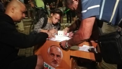 Протестиращи прибраха мотиви за оставката на Борисов в нощно шкафче