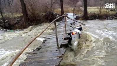 Придошлите води на река отнесоха джип край Симитли (+ВИДЕО)