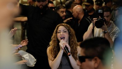 Шакира зарадва феновете с импровизиран концерт в Сантяго