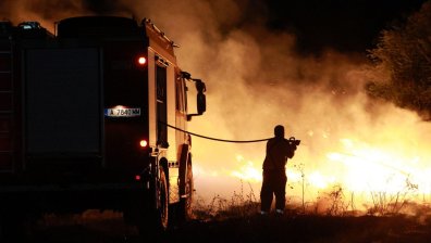 Частично бедствено положение и изгорели над 20 постройки във вилната зона на Михилци