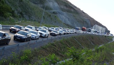 10 км опашка от коли, камиони и автобуси на ГКПП "Кулата"