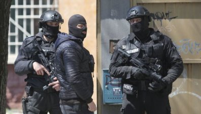 Задържаха петима за схема с продажба на луксозни автомобили