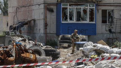 Петима загинали при срутване на сграда в Лисичанск, други четирима са под развалините