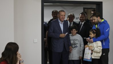 Ердоган гласува и раздаде банкноти на деца в избирателната си секция