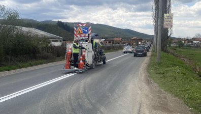 Обезопасяват с колчета и червена маркировка близо 3 км път при Български извор