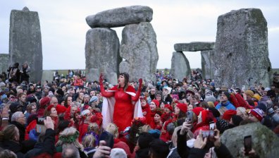Хиляди ентусиасти отпразнуваха астрономическото лято на "Стоунхендж"