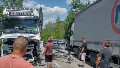 Тежка катастрофа с ТИР-ове блокира пътя Славотин - Смирненски