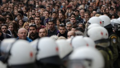 Безредици и десетки арестувани в Гърция след мирно шествие