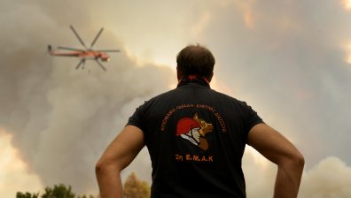 Пожар избухна до гръцка военноморска база, селище бе евакуирано