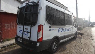 Хванаха 13 иракчани, натъпкани в тайник на микробус край Сопот, сред тях и две деца