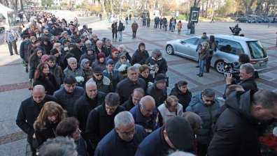 Хиляди се стекоха за последно сбогом със Стефан Данаилов (ГАЛЕРИЯ)