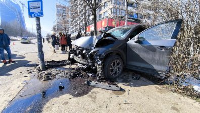 Автомобил се заби в стълб на метри от автобусна спирка в София (СНИМКИ)