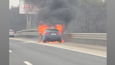 Кола изгоря на "Тракия", шофьори се карат във Facebook какво трябва да се прави