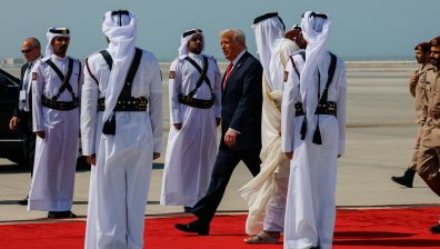 Камили и червени Tesla Cybertruck посрещнаха Доналд Тръмп в Доха