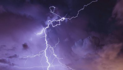 Мълния удари петима и уби един от тях в Косово