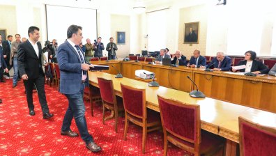 Партньорството под условие - Петков и Василев с червена линия към БСП