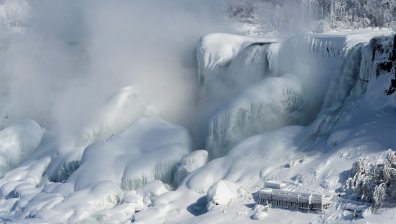 Бурите в Европа взеха жертви, Ниагарският водопад замръзна