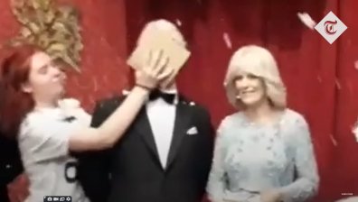 Екоактивисти размазаха шоколадови торти в лицето на восъчния крал Чарлз III