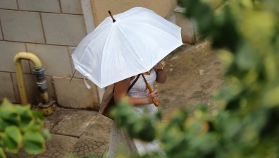 Опасна буря над България: Мезо-конвективна система достига страната до часове