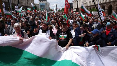 Politico: Бедната България се готви да влезе в Еврозоната, Полша се отдалечава от присъединяване