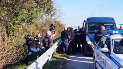 Заловиха 26 мигранти в София при катастрофа след преследване