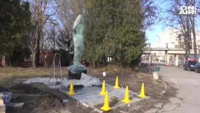 Откриват статуята на легендата на черно-белите Аян Садъков