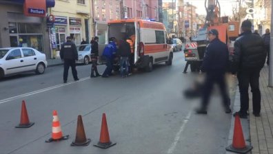Двама работници паднаха от 5-метрова височина