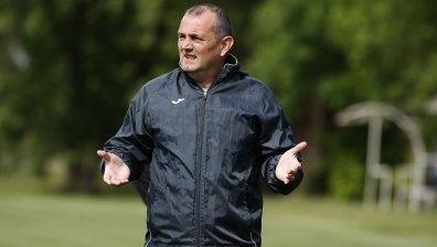 "Славия" се разделя със Златомир Загорчич