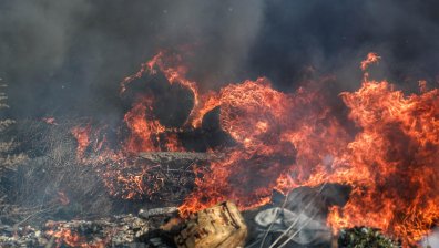 В София се запали изоставено хале, има задимяване над кв. "Дружба"