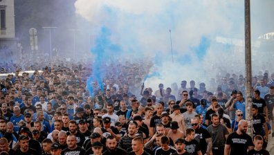 Феновете на "Левски" заляха улиците на София преди мача с АЗ Алкмаар (СНИМКИ)