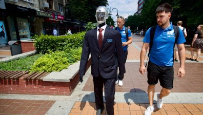 Роботът Робърт разговаря с минувачи по "Витошка" (СНИМКИ)