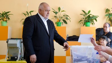 Борисов гласува в Банкя на предсрочните избори (СНИМКИ)