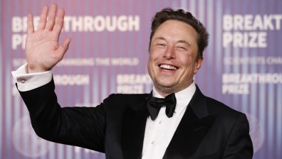 Мъск е на важни срещи в Китай, където съхранява всички данни на Tesla