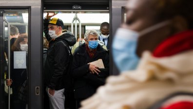 Франция обяви извънредно положение, въвеждат вечерен час в Париж