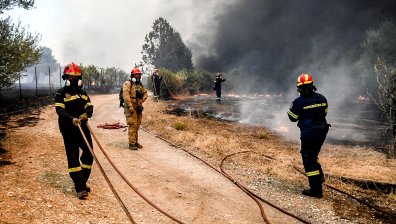 Гърция се бори с над 100 пожара - евакуации в няколко региона