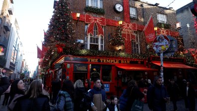 Празнично пазаруване в Дъблин: Коледни витрини и много настроение (СНИМКИ)