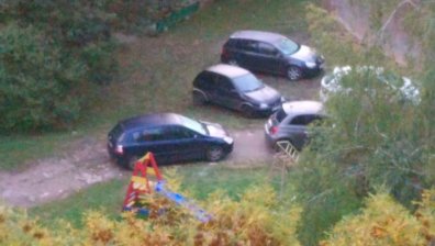 Детски площадки в "Люлин" - мръсни, амортизирани, превърнати в паркинг